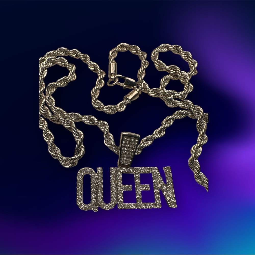 Silver 'QUEEN' Pendant Necklace - Picture 3 of 10